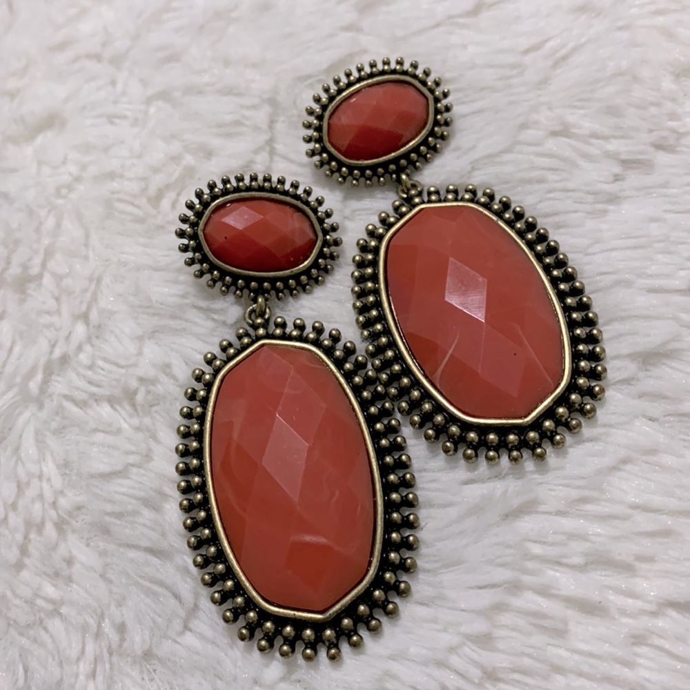 Beautiful, vintage drop earrings. Coral and gold tone